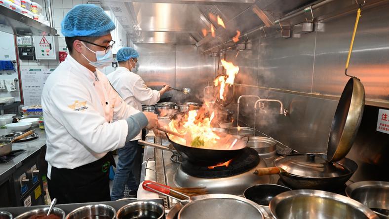 实地探访:扛下42度高温天气的餐饮后厨